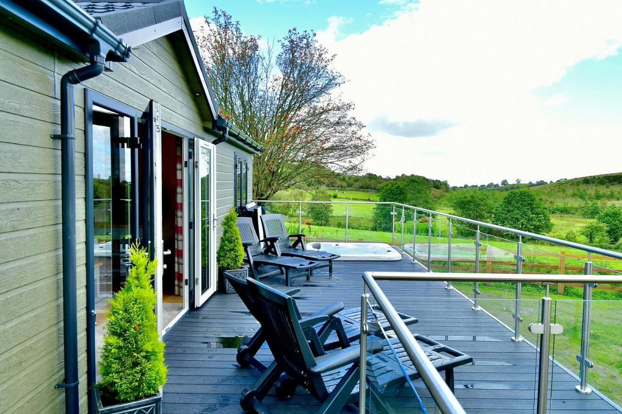 Arbennig Luxury Lodges Mold Exterior photo