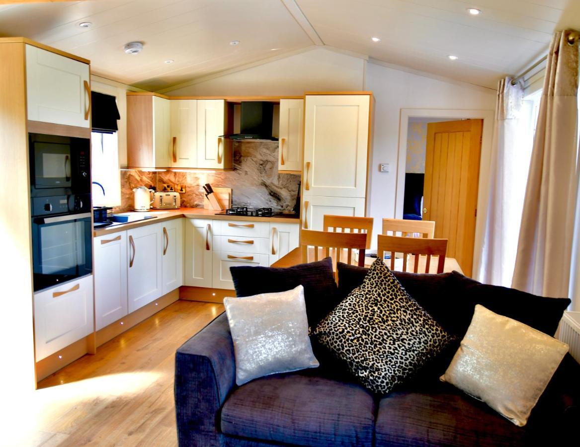Arbennig Luxury Lodges Mold Exterior photo
