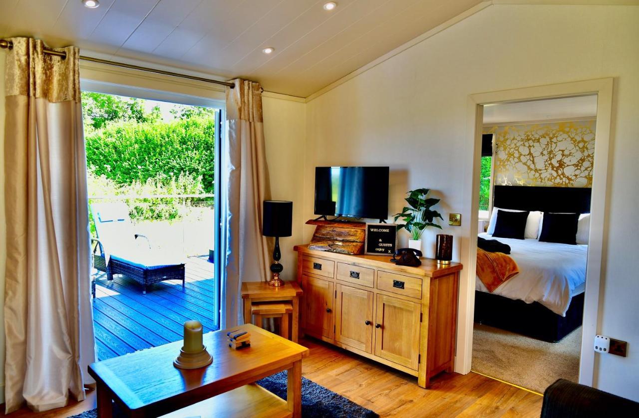 Arbennig Luxury Lodges Mold Exterior photo